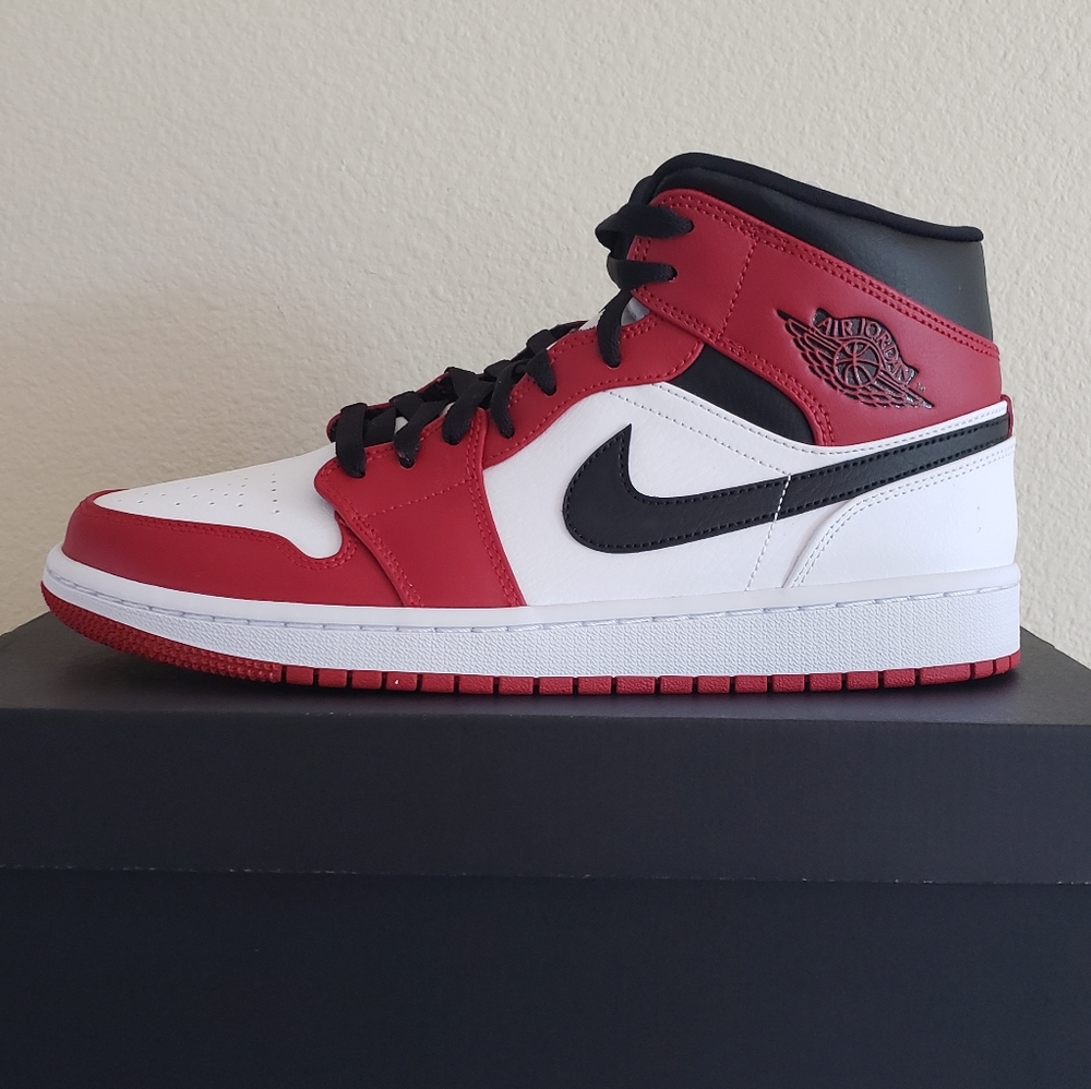 Air jordan 1 chicago mid